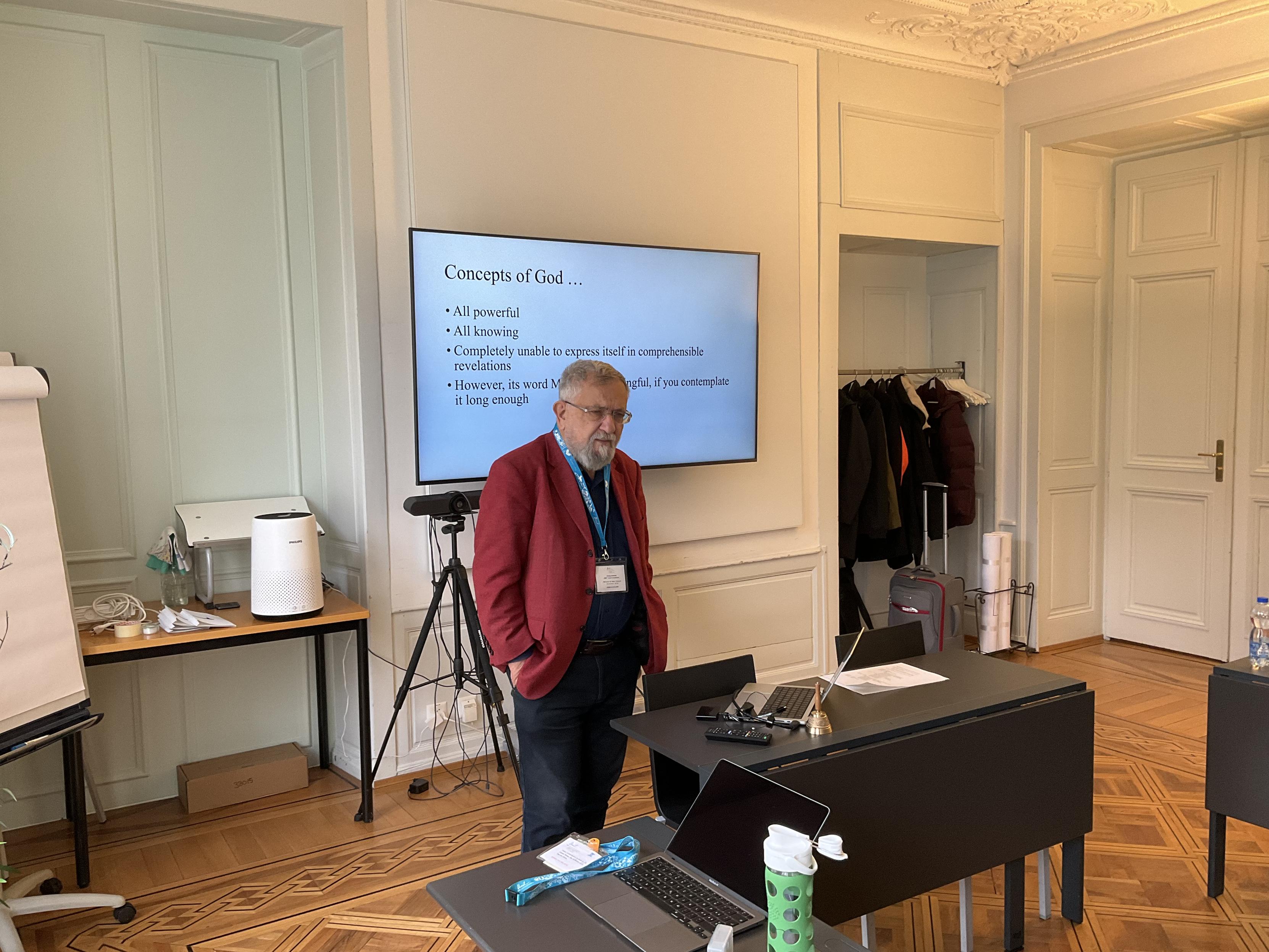 Manfred Thaller standing in front of his slides